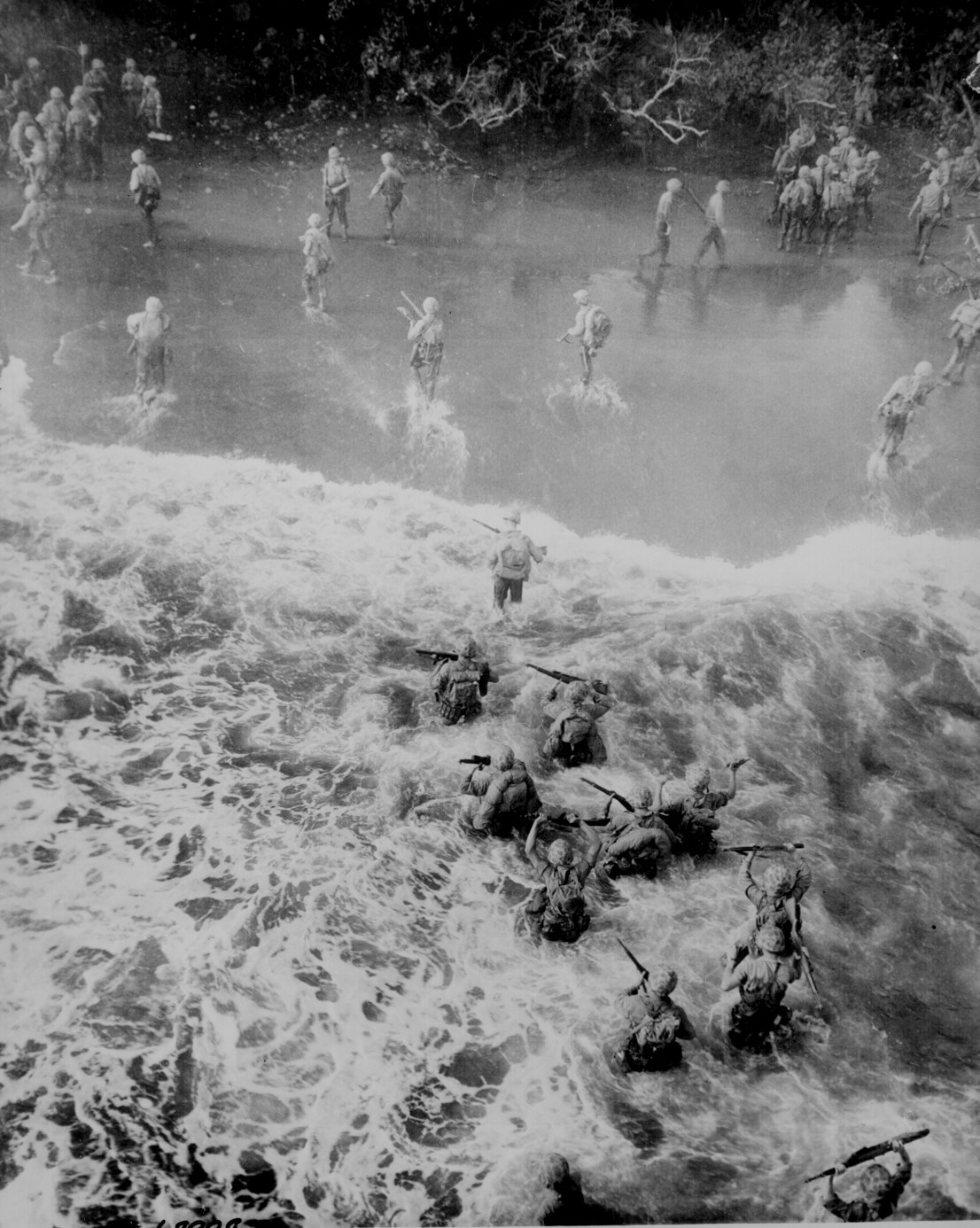 35 - Marines landing at New Britain.jpg